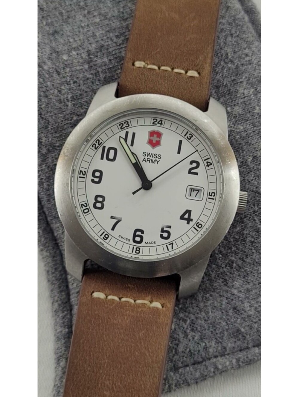 Victorinox Swiss Army Field Watch White Dial Swiss Made New Battery